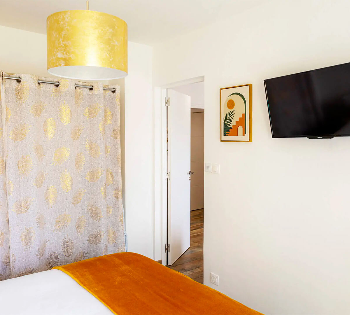 Chambre confortable avec télévision, accès balcon et grand dressing pour des vacances conforts à Fréjus Plage
