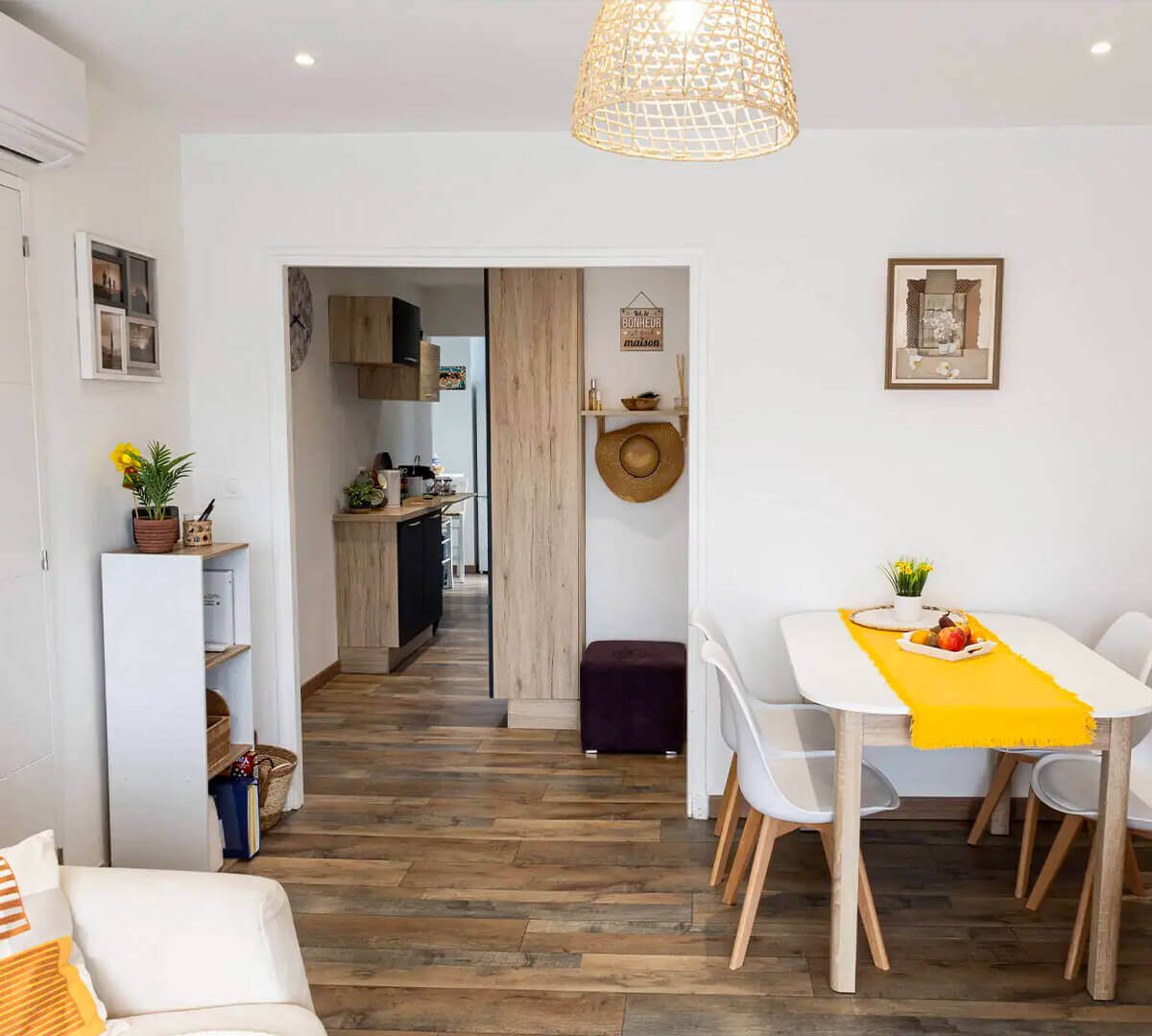Location vacances avec séjour, chambre et cuisine équipée à Fréjus Plage