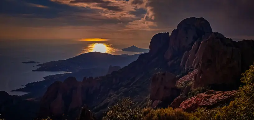 Image du massif de l'Estérel au coucher du soleil, shooting par Jenny Dubois agence Peloola.com Saint-Raphaël