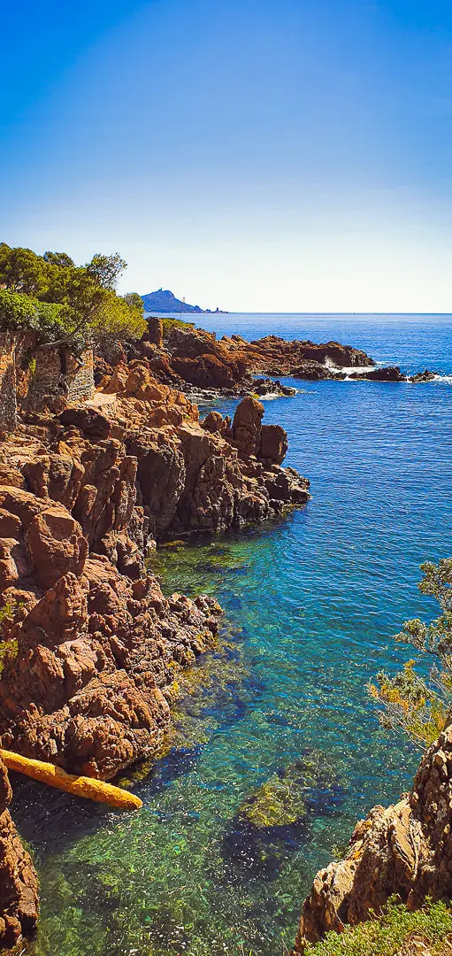 Corniche d'or, les calanques de Saint-Raphaël, shooting par Jenny Dubois agence Peloola.com